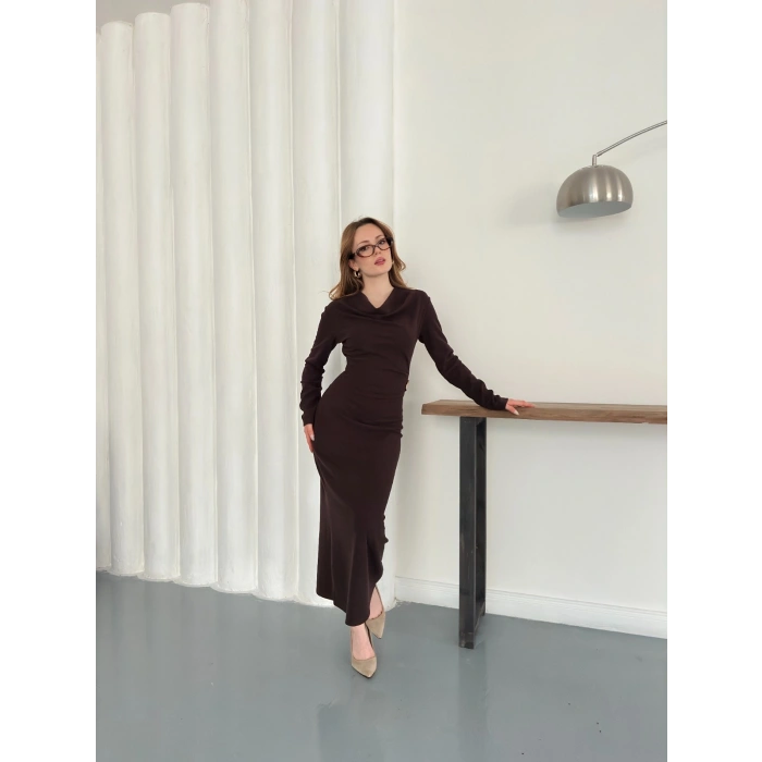 Aksesuar Detaylı Uzun Kol Elbise Kahve