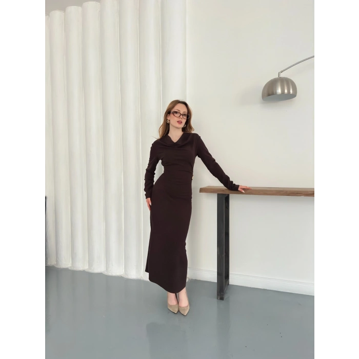 Aksesuar Detaylı Uzun Kol Elbise Kahve