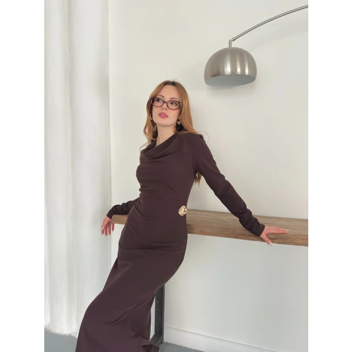 Aksesuar Detaylı Uzun Kol Elbise Kahve