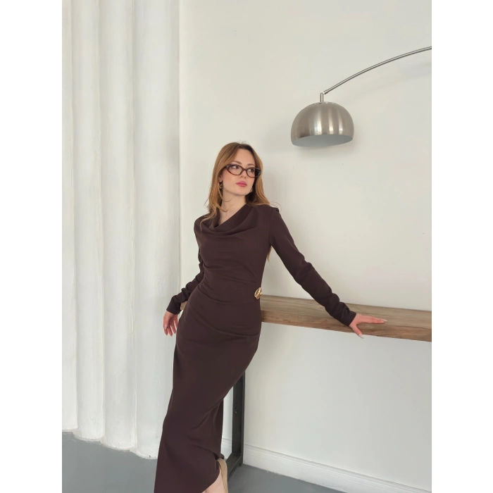 Aksesuar Detaylı Uzun Kol Elbise Kahve