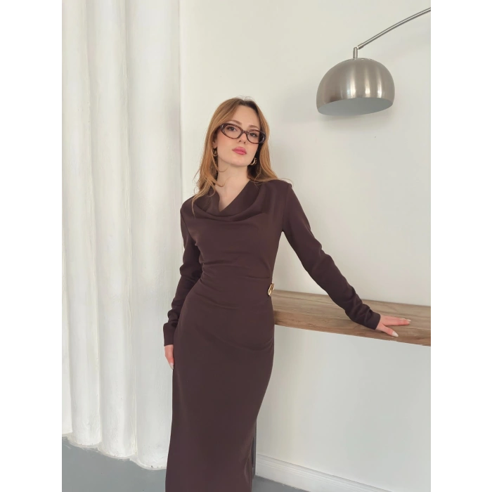 Aksesuar Detaylı Uzun Kol Elbise Kahve