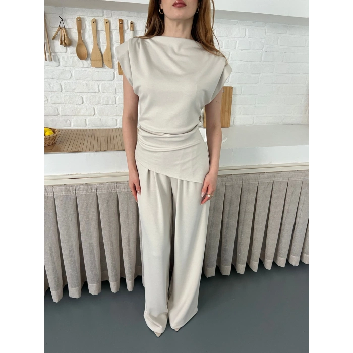 Omuz Vatkalı Asimetrik Kesim Takım Bej