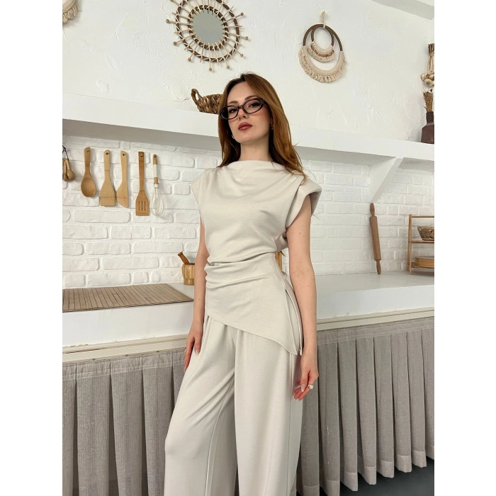 Omuz Vatkalı Asimetrik Kesim Takım Bej
