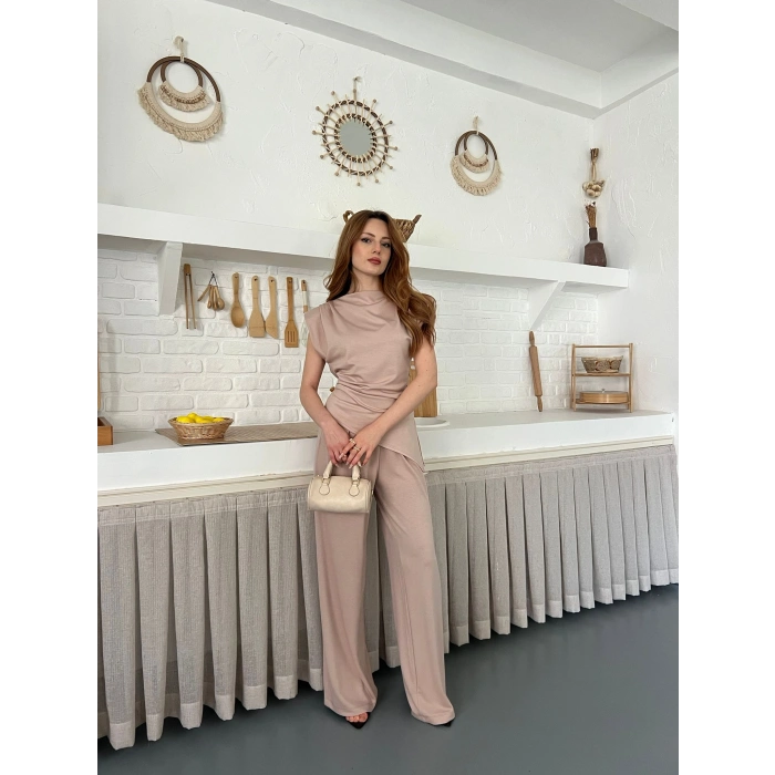 Omuz Vatkalı Asimetrik Kesim Takım Pudra