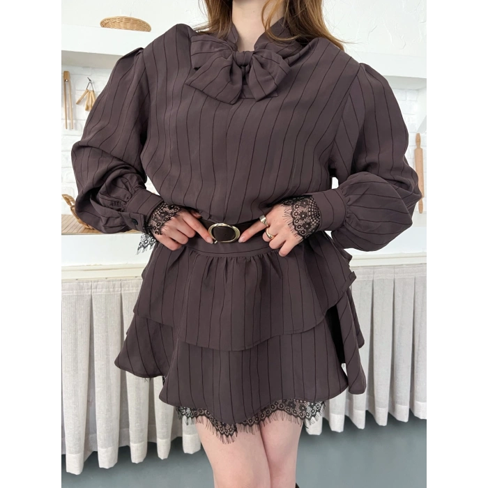 Arka Bağlama Detaylı Dantelli Elbise Kahve