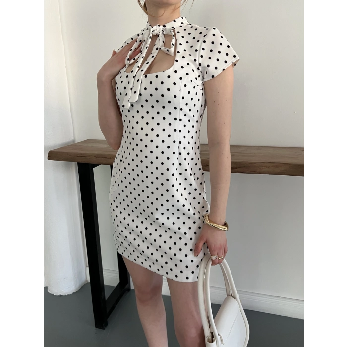 Puantiyeli Yaka Detaylı Mini Elbise Beyaz