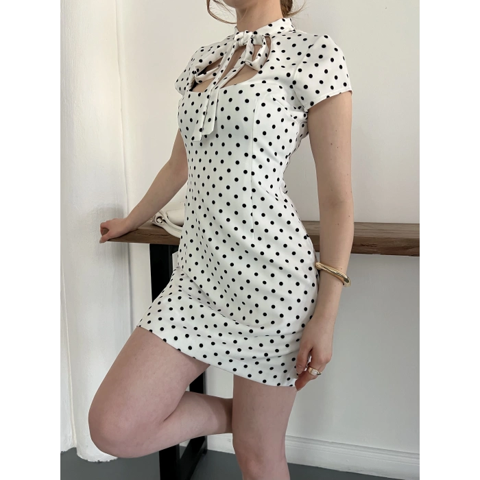 Puantiyeli Yaka Detaylı Mini Elbise Beyaz