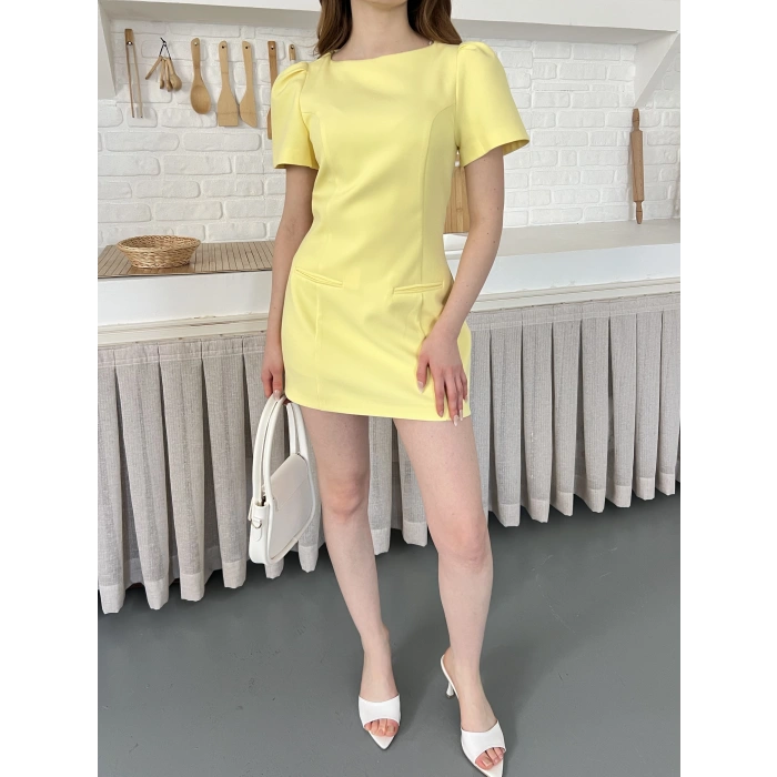 Minimal Çizgisi ve Modern Omuz Detaylı Mini Elbise Sarı