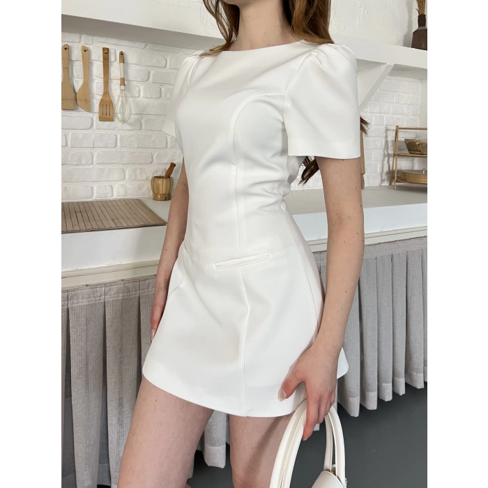 Minimal Çizgisi ve Modern Omuz Detaylı Mini Elbise Beyaz