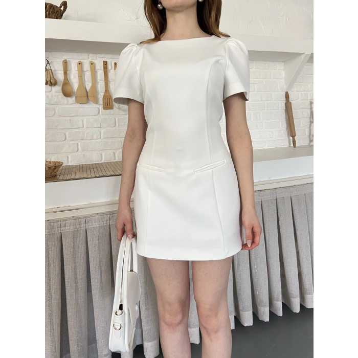 Minimal Çizgisi ve Modern Omuz Detaylı Mini Elbise Beyaz