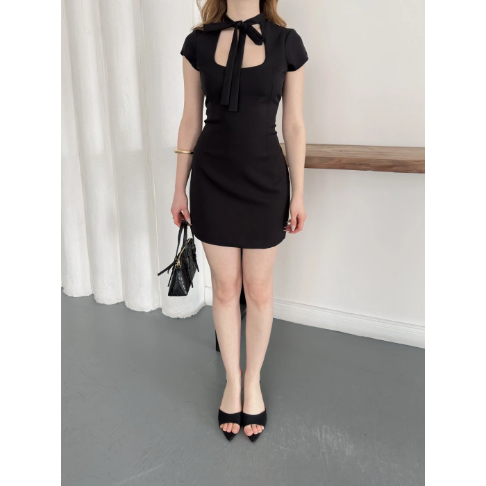 Puantiyeli Yaka Detaylı Mini Elbise Düz Siyah