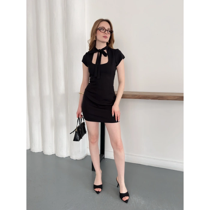 Puantiyeli Yaka Detaylı Mini Elbise Düz Siyah