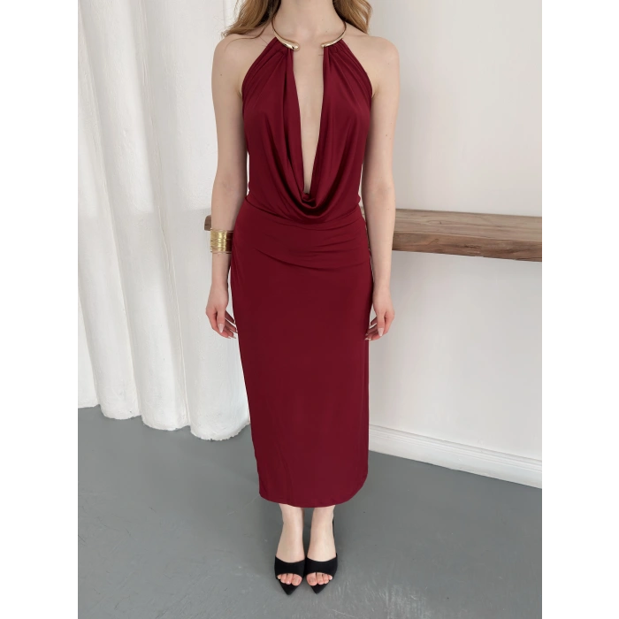 Aksesuar Detaylı Boyundan Bağlamalı Dekolte Elbise Bordo