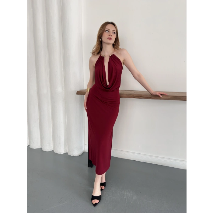 Aksesuar Detaylı Boyundan Bağlamalı Dekolte Elbise Bordo