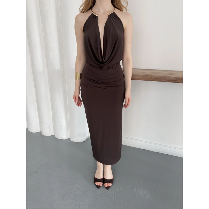 Aksesuar Detaylı Boyundan Bağlamalı Dekolte Elbise Kahve