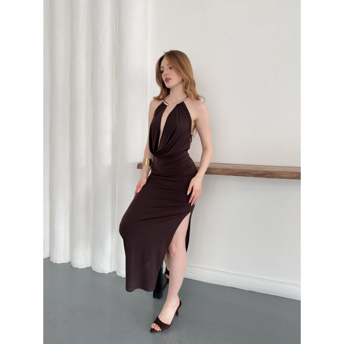 Aksesuar Detaylı Boyundan Bağlamalı Dekolte Elbise Kahve