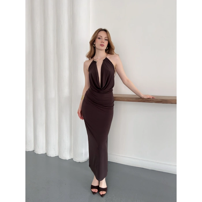 Aksesuar Detaylı Boyundan Bağlamalı Dekolte Elbise Kahve