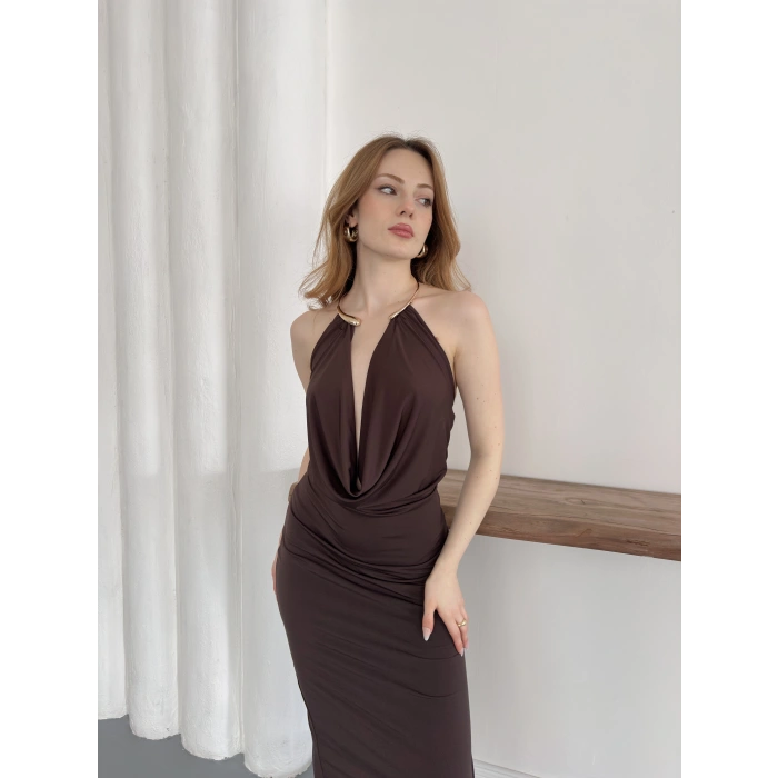 Aksesuar Detaylı Boyundan Bağlamalı Dekolte Elbise Kahve