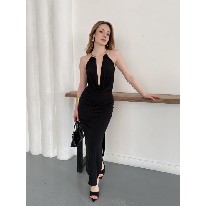 Aksesuar Detaylı Boyundan Bağlamalı Dekolte Elbise Siyah