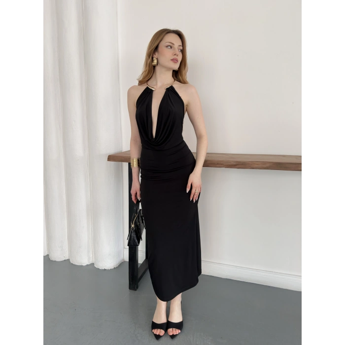 Aksesuar Detaylı Boyundan Bağlamalı Dekolte Elbise Siyah