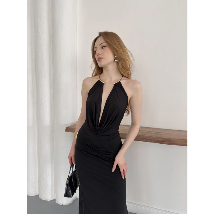 Aksesuar Detaylı Boyundan Bağlamalı Dekolte Elbise Siyah