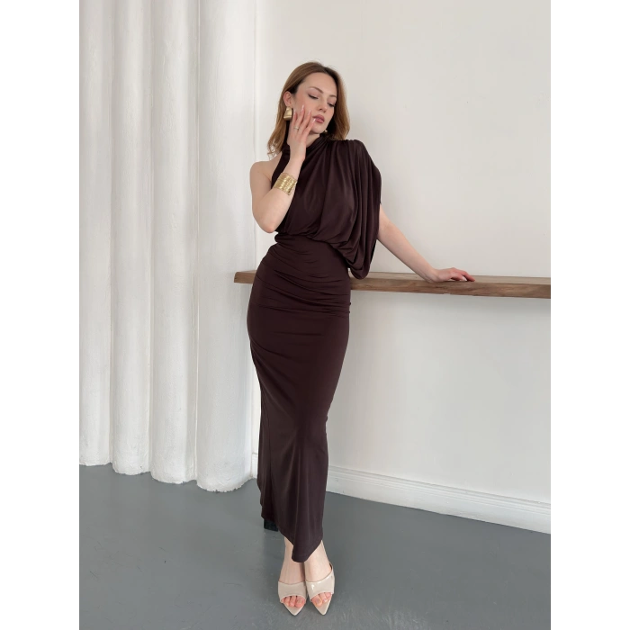 Tek Omuz Kol Detaylı Büzgü Elbise Kahve