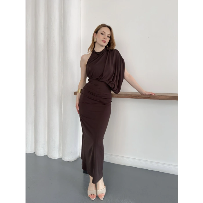 Tek Omuz Kol Detaylı Büzgü Elbise Kahve