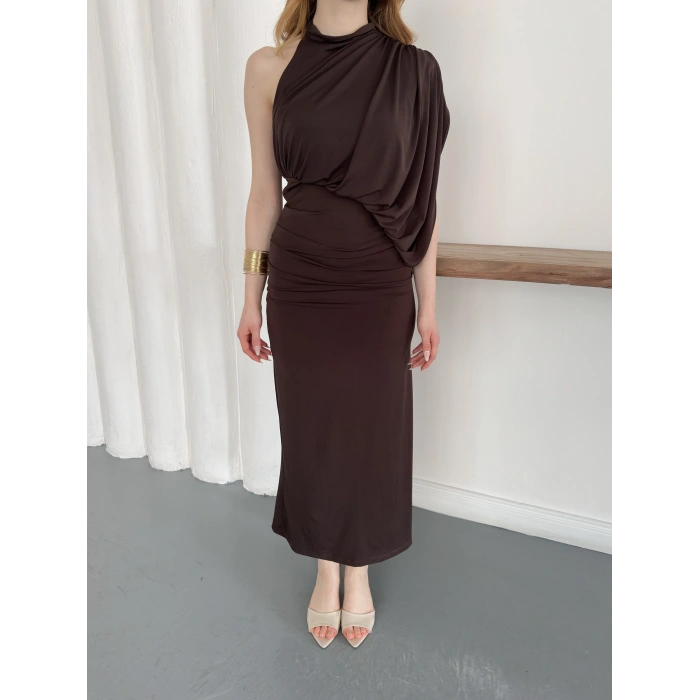 Tek Omuz Kol Detaylı Büzgü Elbise Kahve