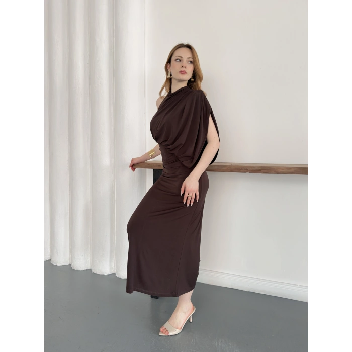 Tek Omuz Kol Detaylı Büzgü Elbise Kahve