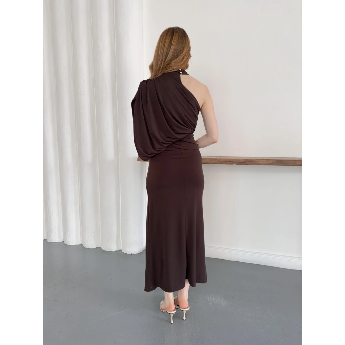Tek Omuz Kol Detaylı Büzgü Elbise Kahve