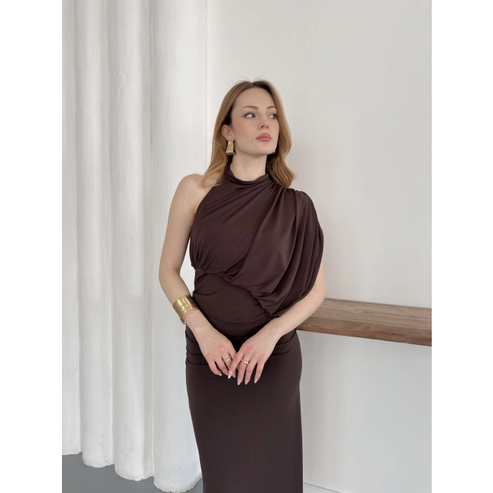 Tek Omuz Kol Detaylı Büzgü Elbise Kahve