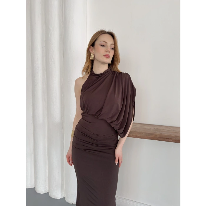 Tek Omuz Kol Detaylı Büzgü Elbise Kahve