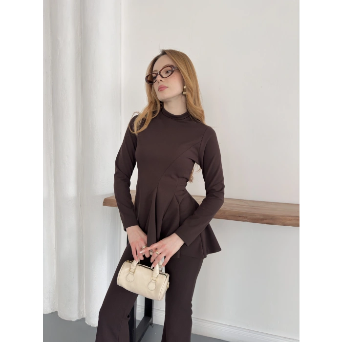 Yan Pileli İki Pantolonlu Takım Kahve