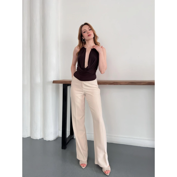 Aksesuar Detaylı Boyundan Bağlamalı Bluz Kahve