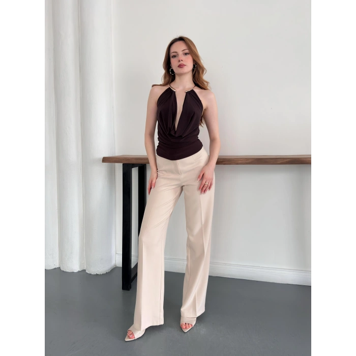 Aksesuar Detaylı Boyundan Bağlamalı Bluz Kahve