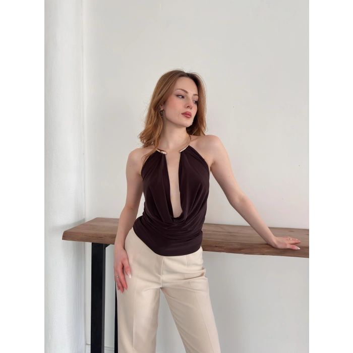 Aksesuar Detaylı Boyundan Bağlamalı Bluz Kahve