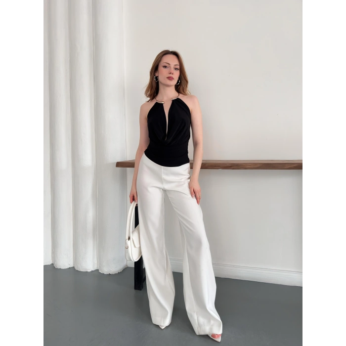 Aksesuar Detaylı Boyundan Bağlamalı Bluz Siyah