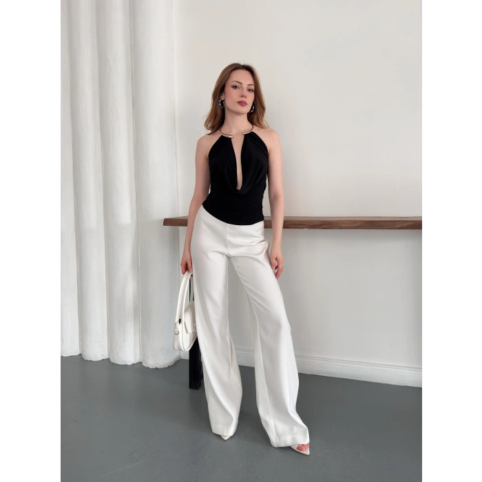 Aksesuar Detaylı Boyundan Bağlamalı Bluz Siyah