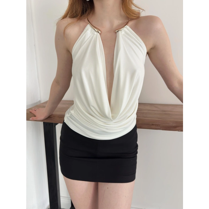 Aksesuar Detaylı Boyundan Bağlamalı Bluz Beyaz