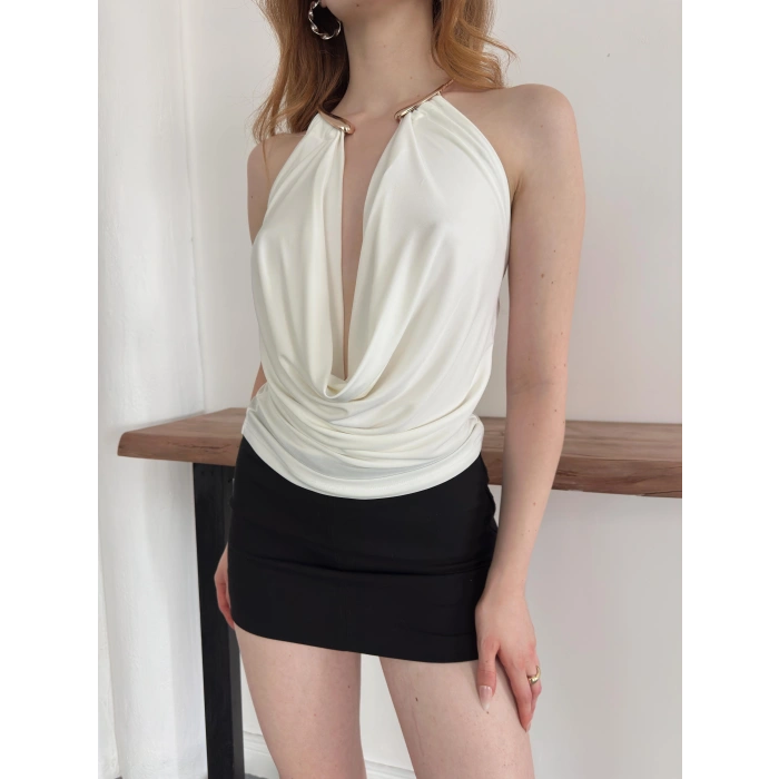 Aksesuar Detaylı Boyundan Bağlamalı Bluz Beyaz