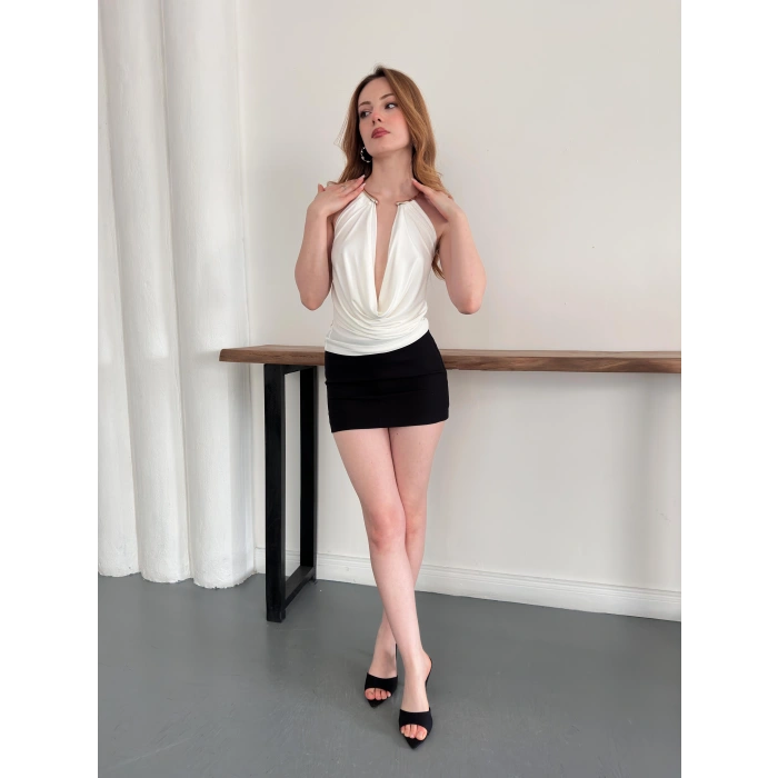 Aksesuar Detaylı Boyundan Bağlamalı Bluz Beyaz