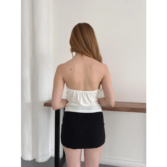 Aksesuar Detaylı Boyundan Bağlamalı Bluz Beyaz