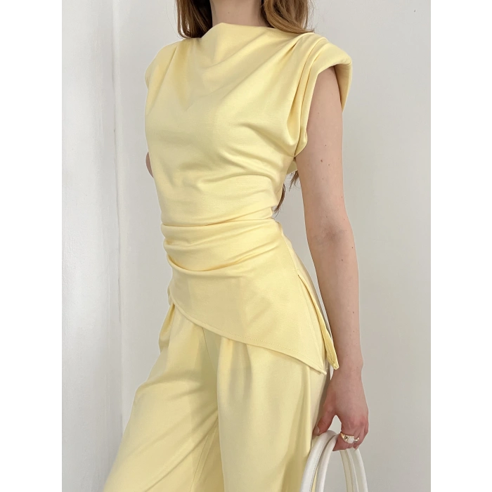 Omuz Vatkalı Asimetrik Kesim Takım Sarı