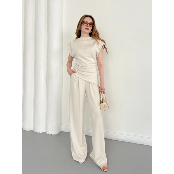 Omuz Vatkalı Asimetrik Kesim Takım Bej