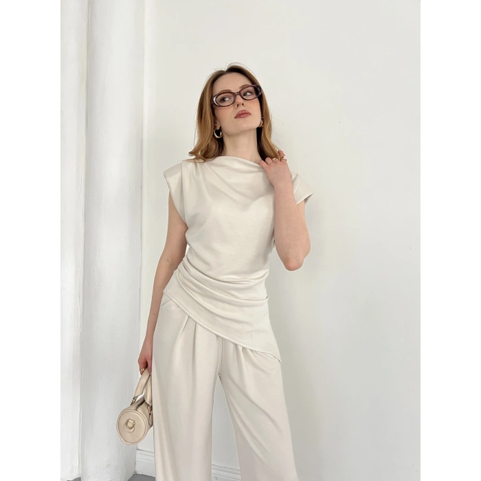 Omuz Vatkalı Asimetrik Kesim Takım Bej