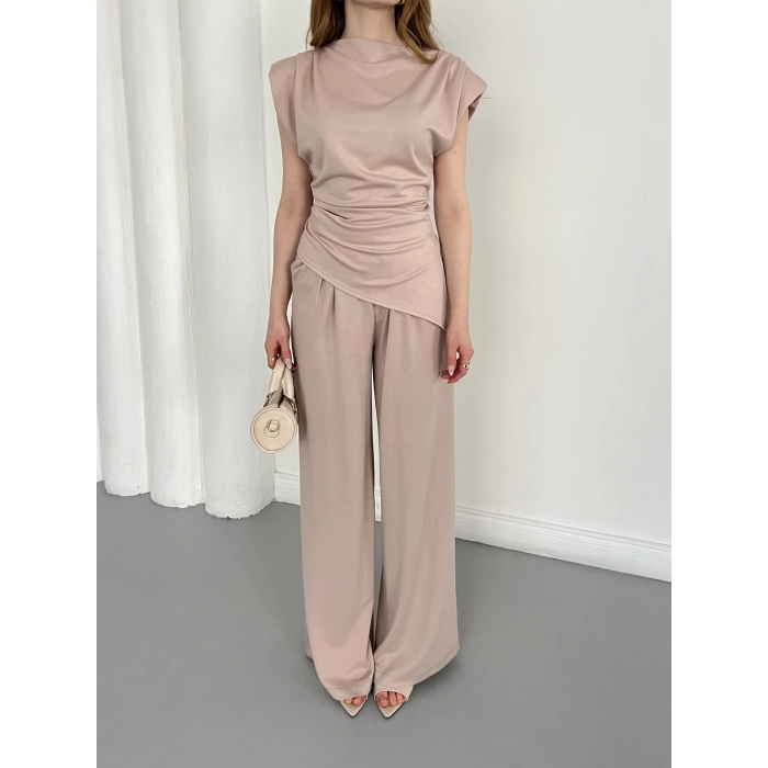 Omuz Vatkalı Asimetrik Kesim Takım Pudra