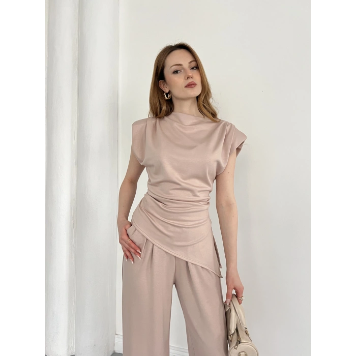 Omuz Vatkalı Asimetrik Kesim Takım Pudra
