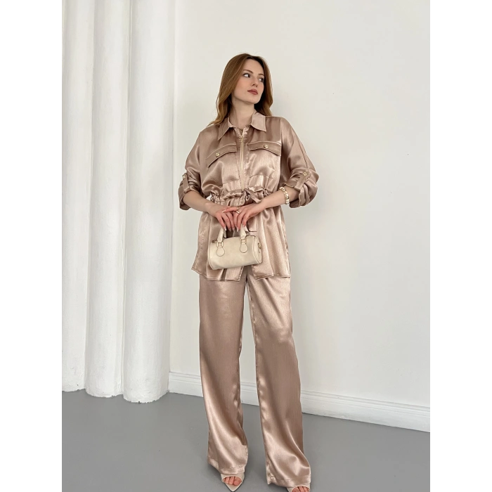 Belden Bağlama Detaylı Fermuarlı Saten Takım Vizon