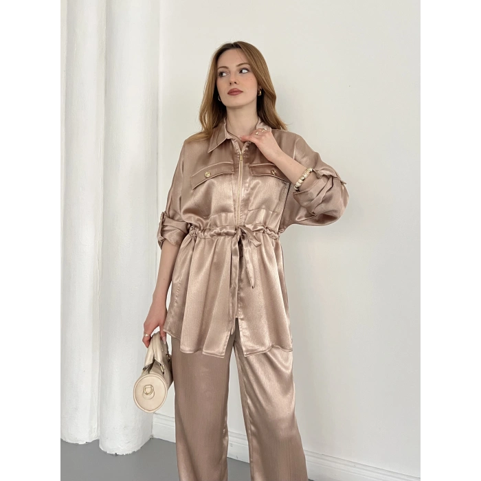 Belden Bağlama Detaylı Fermuarlı Saten Takım Vizon