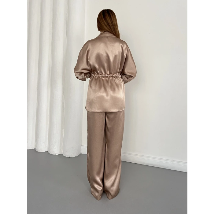 Belden Bağlama Detaylı Fermuarlı Saten Takım Vizon